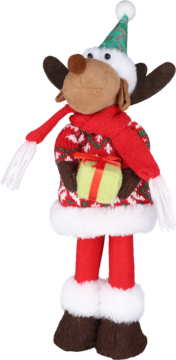 Stojący pluszowy renifer w czerwonym swetrze, szaliku i zielonej czapce, trzymający żółty prezent.