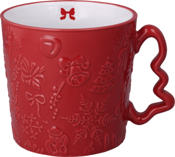 Czerwony kubek świąteczny z reliefowymi wzorami (śnieżynki, bałwanek) i uchwytem choinką. Białe wnętrze, widok z boku.