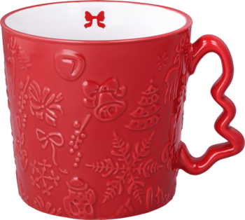 Czerwony ceramiczny kubek świąteczny z wytłoczeniami i uchwytem w kształcie choinki. Białe wnętrze z kokardką. Z boku.