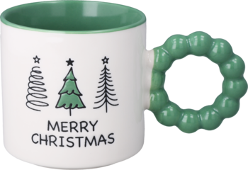 Kubek świąteczny biały z zielonym wnętrzem, uchwytem-wieńcem, choinkami i napisem MERRY CHRISTMAS, widok z przodu.