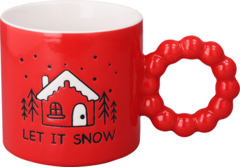 Czerwony kubek ceramiczny z zimowym domkiem, napisem 'LET IT SNOW' i ozdobnym uchwytem w kształcie wieńca, widok z przodu.