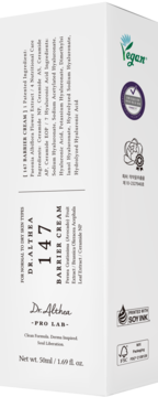 Białe pudełko wegańskiego kremu Dr. Althea 147 Barrier Cream, boczny widok z tekstem, logo Vegan i składnikami z kwasem hialuronowym.