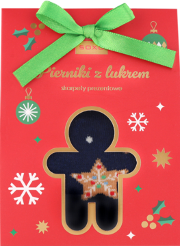 Czerwone pudełko prezentowe "Pierniki z lukrem" z zieloną kokardą, w oknie skarpetki z wzorem piernika.