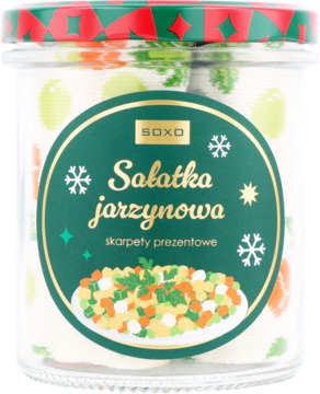 Świąteczny słoik SOXO ze skarpetami-warzywami "Sałatka jarzynowa", zielona etykieta z płatkami śniegu, widok z przodu.