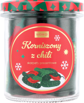 Słoik SAXO ze skarpetkami wyglądającymi jak korniszony i chili, czerwona etykieta, świąteczne wieczko.