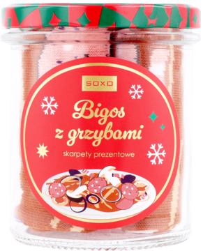 Prezentowe skarpety SOXO "Bigos z grzybami" w szklanym słoiku, z czerwoną etykietą i świąteczną zakrętką.