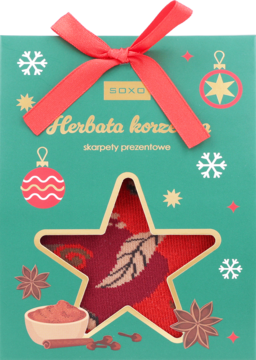 Zestaw SOXO: skarpetki prezentowe z motywem korzennej herbaty w turkusowym pudełku z czerwoną kokardą.