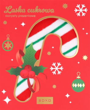 Czerwone pudełko prezentowe SOXD ze skarpetami świątecznymi w kształcie laski cukrowej, biało-czerwono-zielone paski.