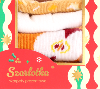 Prezentowe skarpety Szarlotka w czerwonym pudełku ze złotymi gwiazdkami; widok na złożone skarpety w jabłka.