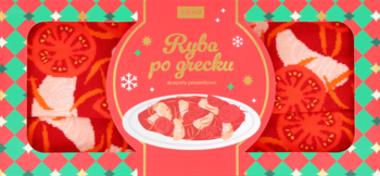 Gotowe danie "Ryba po grecku" w świątecznym, czerwono-zielonym opakowaniu z okienkami, ukazującymi pomidory.