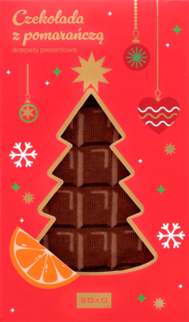 Czerwone pudełko skarpetek SOXO 'Czekolada z pomarańczą' z wycięciem choinki i widocznymi brązowymi skarpetkami.