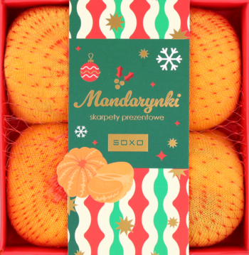Widok z góry: Skarpetki SOXO jako mandarynki w siateczce, w świątecznym czteropaku. Czerwone pudełko z grafiką.