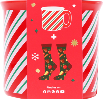 Świąteczny zestaw upominkowy: czerwony kubek w biało-zielone paski i skarpetki z owocami, widok z przodu.