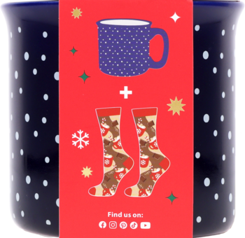 Granatowy kubek w białe kropki, z przodu czerwona świąteczna opaska prezentowa z rysunkiem kubka i skarpet.