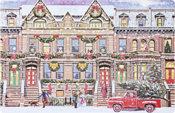 Rząd świątecznie przystrojonych kamienic w zimowej scenerii, z ludźmi niosącymi prezenty i pickupem z choinką.