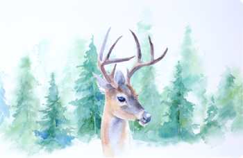 Aquarel obraz jelenia z dużymi porożami na tle rozmytych zielonych choinek, zimowy pejzaż.