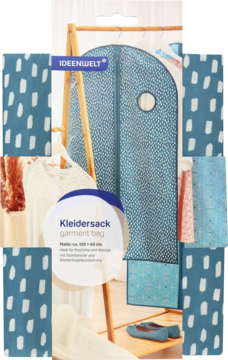 Niebieski pokrowiec na ubrania Ideenwelt w biały wzór, wiszący na drewnianym wieszaku. Widok z przodu.