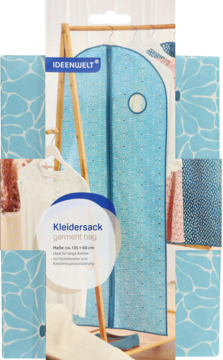 Błękitny pokrowiec na ubrania IDEENWELT z delikatnym wzorem, wiszący na bambusowym wieszaku, widok z przodu.