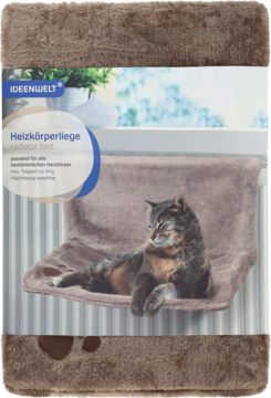 Pluszowe legowisko dla kota na kaloryfer, brązowe, z leżącym kotem. Widoczne opakowanie Ideenwelt.
