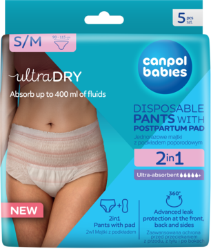 Canpol babies Ultra Dry majtki poporodowe 2w1 S/M, beżowe na modelce, w niebieskim opakowaniu, chłonność 400ml.