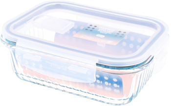 Prostokątny szklany lunchbox z przezroczystą pokrywką z klipsami, widoczny pod lekkim kątem.