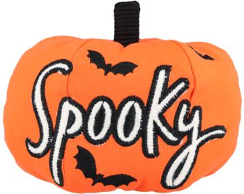 Halloweenowa pluszowa dynia, pomarańczowa, z haftowanym białym napisem "Spooky" i czarnymi nietoperzami, widok z przodu.