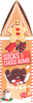 Socks & Chocobomb House, piernikowy domek z wizerunkami ludzików, skarpetkami i gorącą czekoladą. Widok z przodu.