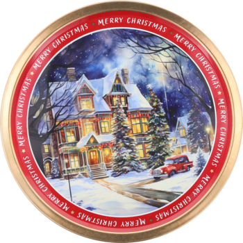 Tradycyjna puszka ciastek 340g z bożonarodzeniową sceną: ośnieżony dom, choinki, auto i napis "MERRY CHRISTMAS".