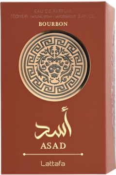 Lattafa Asad Bourbon, męskie perfumy. Brązowe pudełko z okrągłym złotym emblematem lwa, widok pod kątem.