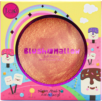Kremowo-pudrowy róż J.Cat Beauty Blush Mallow, złoto-pomarańczowy z połyskiem, w pudełku z tęczą i słodyczami.