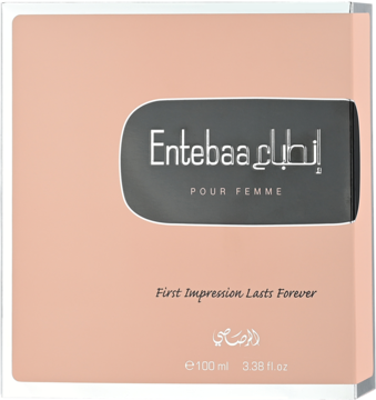 Jasnoróżowe pudełko perfum Entebaa Pour Femme 100ml, srebrne napisy, hasło 'First Impression Lasts Forever'.
