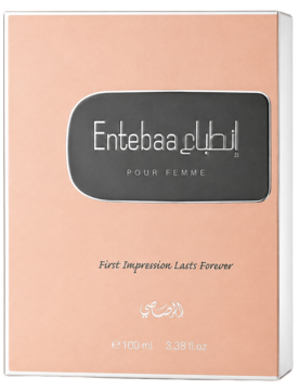 Jasnoróżowe pudełko damskich perfum Entebaa POUR FEMME 100ml, srebrne napisy, slogan 'First Impression Lasts Forever'.