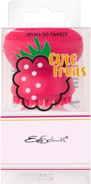 Różowa silikonowa myjka do twarzy Ewa Schmitt Cute Fruits w kształcie truskawki, w przezroczystym opakowaniu, widok z przodu.