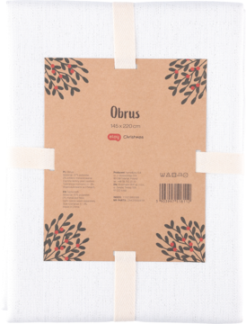 Biały obrus świąteczny 140x200 cm z etykietą kraft i motywem ostrokrzewu, złożony i przewiązany wstążką.