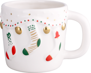 Biały ceramiczny kubek świąteczny, uchwyt z prawej, dekorowany wypukłymi skarpetkami, girlandą i złotymi kuleczkami.