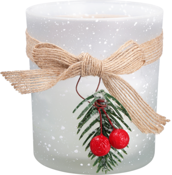 Frosted biała świeca w szklanym naczyniu z jutową kokardą, gałązką świerku i czerwonymi jagodami, widok z przodu.