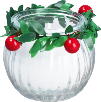 Okrągły szklany świecznik ze żłobionym wzorem, ozdobiony zieloną girlandą i czerwonymi jagodami, widok z przodu.