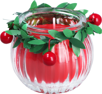 Czerwona świeca w przezroczystym, żłobionym szklanym słoiku, ozdobiona zieloną girlandą i czerwonymi jagodami.