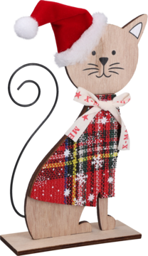Drewniany kotek świąteczny w czapce Mikołaja i kraciastej bluzie ze śnieżynkami, biała kokarda. Widok z przodu.