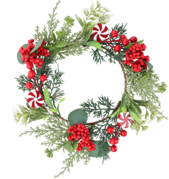 Świąteczny wieniec z zielonych gałązek, czerwonych jagód i białych cukierków, na czarnym tle, widok z przodu.