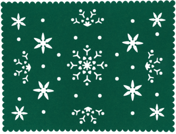 Ciemnozielona tkanina świąteczna z białym wzorem w śnieżynki i drobne kropki, ząbkowane brzegi, ujęcie z góry.