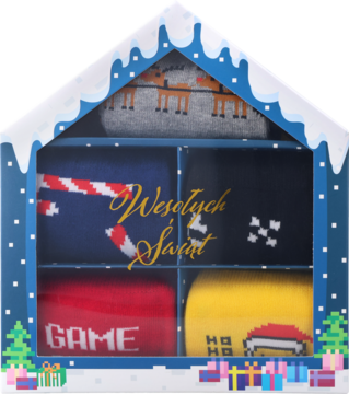 Zestaw 4 par świątecznych skarpetek w pixel art, w granatowo-białym pudełku w kształcie domu z reniferami i Mikołajem.