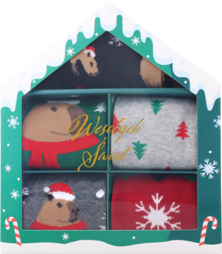 Zestaw 4 świątecznych skarpetek w pudełku-domku. Wzory: renifer, kapibara, choinki i płatek śniegu. Napis "Wesołych Świąt".