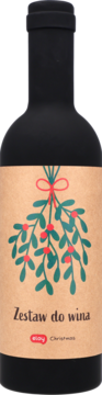 Czarna butelka wina z brązową etykietą "Zestaw do wina", zdobiona świąteczną jemiołą. Widok z przodu.