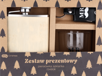 Męski zestaw prezentowy w brązowym pudełku z choinkami. Zawiera drewnianą piersiówkę, szklankę i brelok MR.