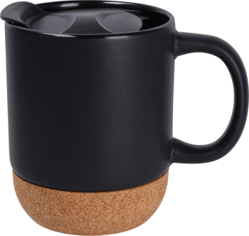 Matowy czarny kubek ceramiczny z uchwytem, ciemną pokrywką i naturalną korkową podstawą, widok z boku.