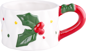 Biały świąteczny kubek ceramiczny z wytłaczanym wzorem i zielonymi liśćmi ostrokrzewu, widok z boku, czerwony uchwyt.