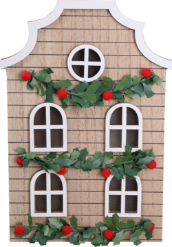 Dekoracja świąteczna: drewniany domek z białymi oknami, ozdobiony zieloną girlandą z ostrokrzewu i czerwonymi jagodami.
