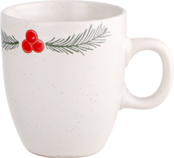 Kremowy ceramiczny kubek z drobnymi cętkami, świąteczny wzór: zielone igliwie i czerwone jagody. Widok frontalny.