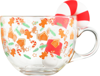 Przezroczysty szklany kubek świąteczny z wzorami pierniczków i lasek cukrowych, z czerwonobiałym mieszadełkiem.